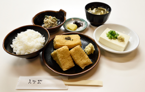"Okabe teishoku" L'ensemble Okabe (l'ensemble original)
(Tofu frit épais, riz, tofu réfrigéré, soupe miso, petit plat, cornichons japonais)
990 yens (taxes incluses)