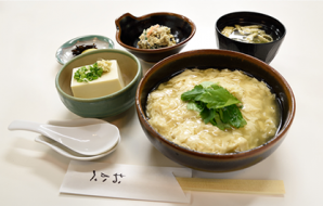生豆腐皮（油皮）套餐（每日限定15份）
（生豆腐皮饭、日式拌豆腐、味噌汤、小菜、泡菜）
1100日元 (含税价)