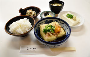 鲜炸豆腐高汤浇汁套餐（每日限定15份）
（鲜炸豆腐、米饭、日式拌豆腐、味噌汤、小菜、腌菜）
1100日元 (含税价)